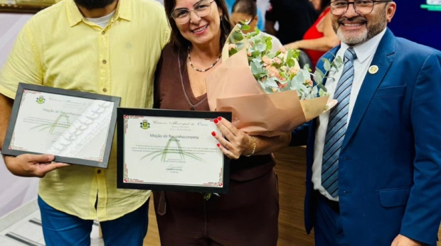 O gestor Marcos Paulo Machado e a médica Luciana Maria Nunes Ferreira recebem reconhecimento ao lado do vereador Carmônio Bastos pela atuação humanizada na saúde pública de Osasco. Foto: Câmara De Osasco