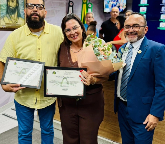 O gestor Marcos Paulo Machado e a médica Luciana Maria Nunes Ferreira recebem reconhecimento ao lado do vereador Carmônio Bastos pela atuação humanizada na saúde pública de Osasco. Foto: Câmara De Osasco