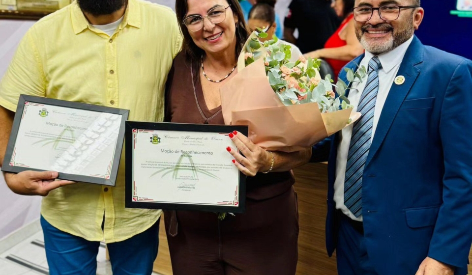 O gestor Marcos Paulo Machado e a médica Luciana Maria Nunes Ferreira recebem reconhecimento ao lado do vereador Carmônio Bastos pela atuação humanizada na saúde pública de Osasco. Foto: Câmara De Osasco