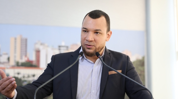 Vereador Dylan Dantas apresenta projeto que institui campanha permanente de prevenção ao abuso infantil em Sorocaba. Foto: Câmara De Sorocaba