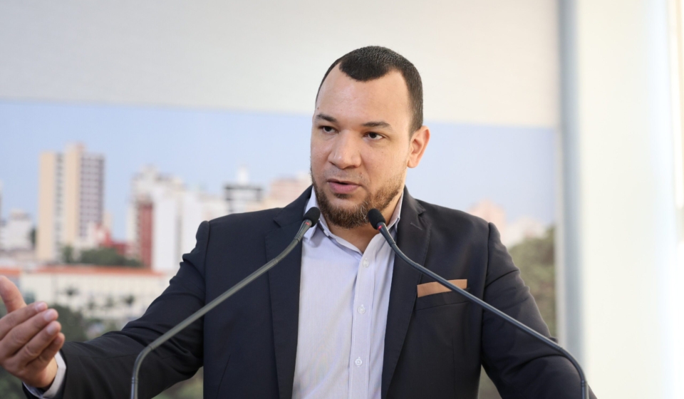 Vereador Dylan Dantas apresenta projeto que institui campanha permanente de prevenção ao abuso infantil em Sorocaba. Foto: Câmara De Sorocaba
