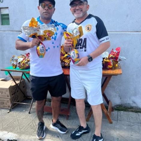 Crianças do Jardim Roberto recebem chocolates em ação solidária que promove união e alegria entre moradores. Foto: Vereador Carmônio Bastos (Redes Sociais/Reprodução)