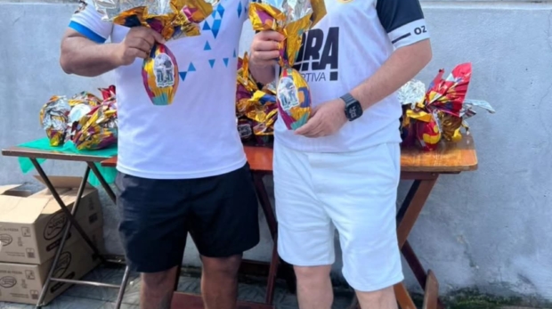 Crianças do Jardim Roberto recebem chocolates em ação solidária que promove união e alegria entre moradores. Foto: Vereador Carmônio Bastos (Redes Sociais/Reprodução)