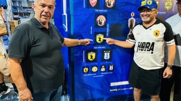 Carmônio Bastos (à esquerda), incentivador do esporte em Osasco, acompanha o chaveamento da Copa do Busão e destaca a presença do Esporte União Fittipaldi na fase semifinal da competição.
Crédito: Reprodução / Redes sociais