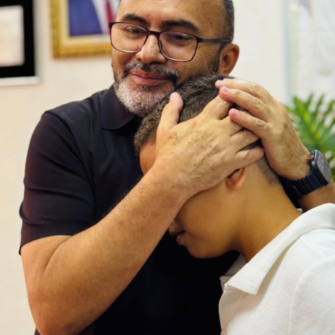 O Vereador Carmônio Bastos recebe o jovem Davi, do programa Autoridades Mirins, e destaca a importância do incentivo às novas lideranças no município.

Crédito: Reprodução/Redes sociais de Carmônio Bastos