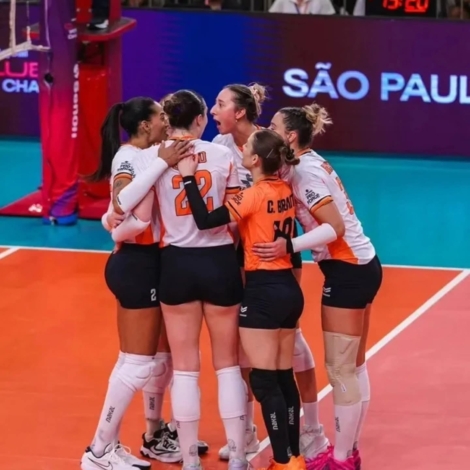 Atletas do Osasco São Cristóvão Saúde em ação durante semifinal da Superliga Feminina na Arena UniBH.
Crédito: Hedgard Moraes / Minas Tênis Clube