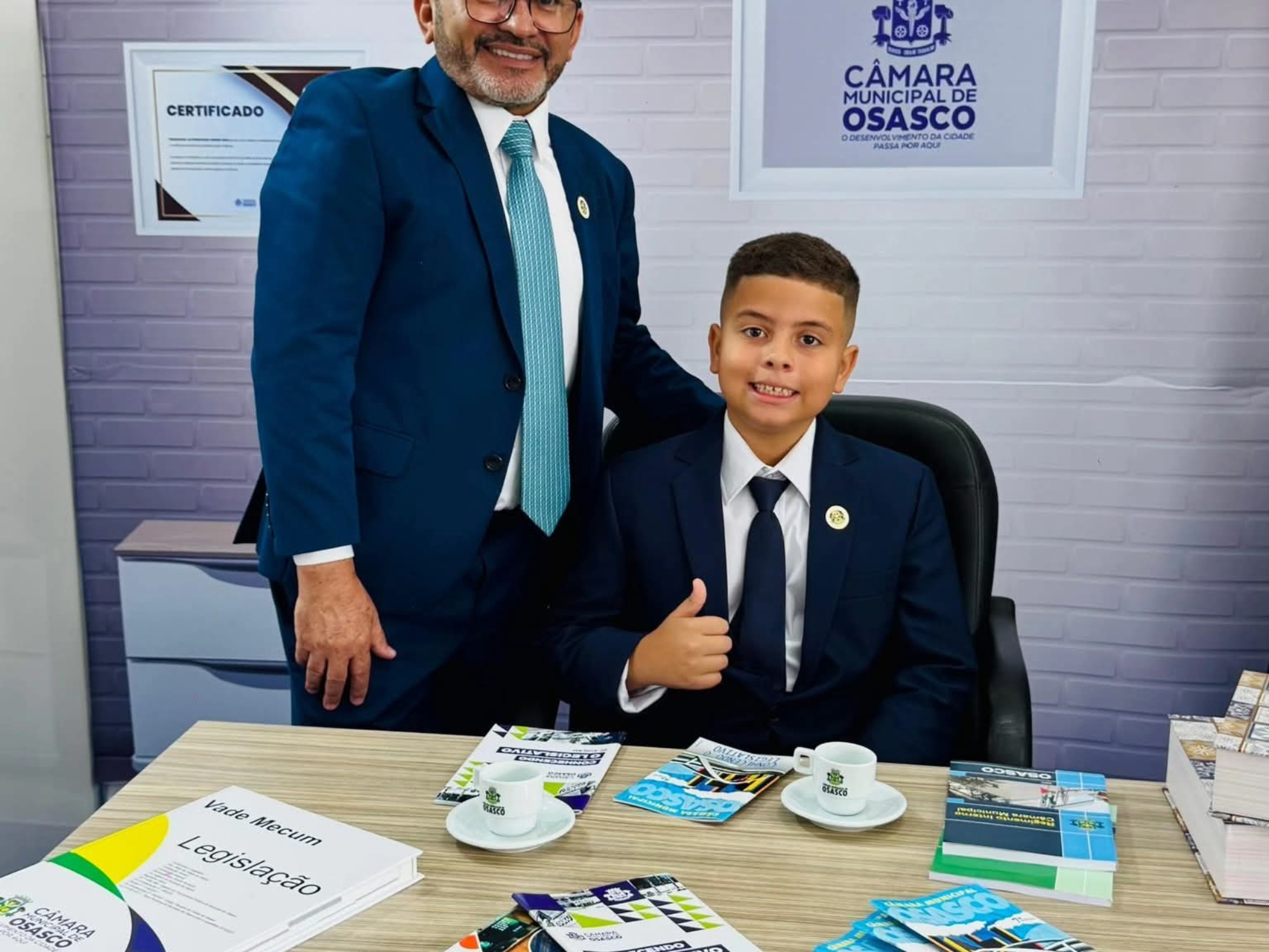 Carmônio Bastos acompanha posse de autoridades mirins e destaca importância da formação cidadã.

Crédito:  Câmara De Osasco 