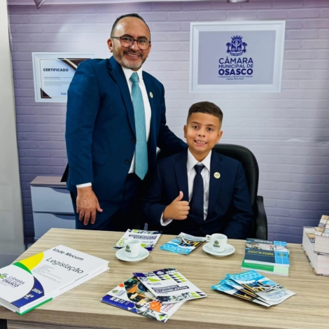 Carmônio Bastos acompanha posse de autoridades mirins e destaca importância da formação cidadã.

Crédito:  Câmara De Osasco 