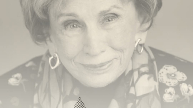 Descrição da imagem: montagem em tom sépia. Ao fundo, uma fotografia de Edith Eva Eger Z’’L. Ela tem cabelos curtos, ondulados e loiros, e um leve sorriso. Edith usa brincos e uma roupa estampada com flores, parcialmente visível sob um lenço. No canto inferior da imagem, centralizado, está uma Estrela de Davi formada por pequenos pontos. Ao lado, está escrito, em marrom: “Em memória. Edith Eva Eger Z’’L.”

Crédito: Museu Do Holocausto De Curitiba (Redes Sociais/Reprodução)