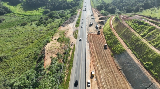 Obras de duplicação na Rodovia Lívio Tagliassachi incluem desmonte de rochas e exigem interdições temporárias para garantir a segurança dos motoristas em São Roque. Foto: Prefeitura De São Roque