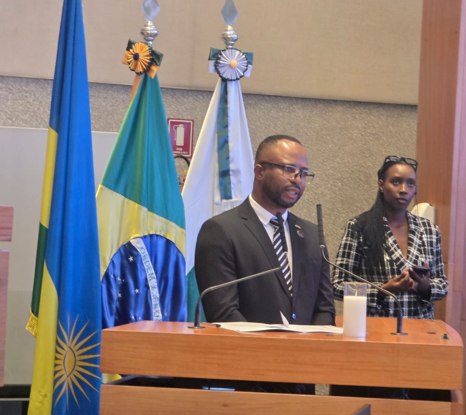 Cerimônia do Kwibuka32 na Câmara Legislativa do Distrito Federal reúne autoridades e diplomatas em homenagem às vítimas do genocídio contra os tutsi em Ruanda e reforça o compromisso internacional com a memória e a prevenção de atrocidades. Foto: Divulgação