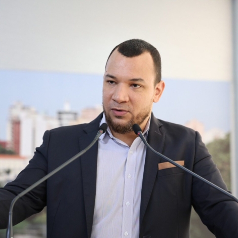 Vereador Dylan Dantas cobra transparência da Prefeitura de Sorocaba após alertas do Tribunal de Contas sobre possível desequilíbrio nas contas públicas. Foto: Câmara De Sorocaba