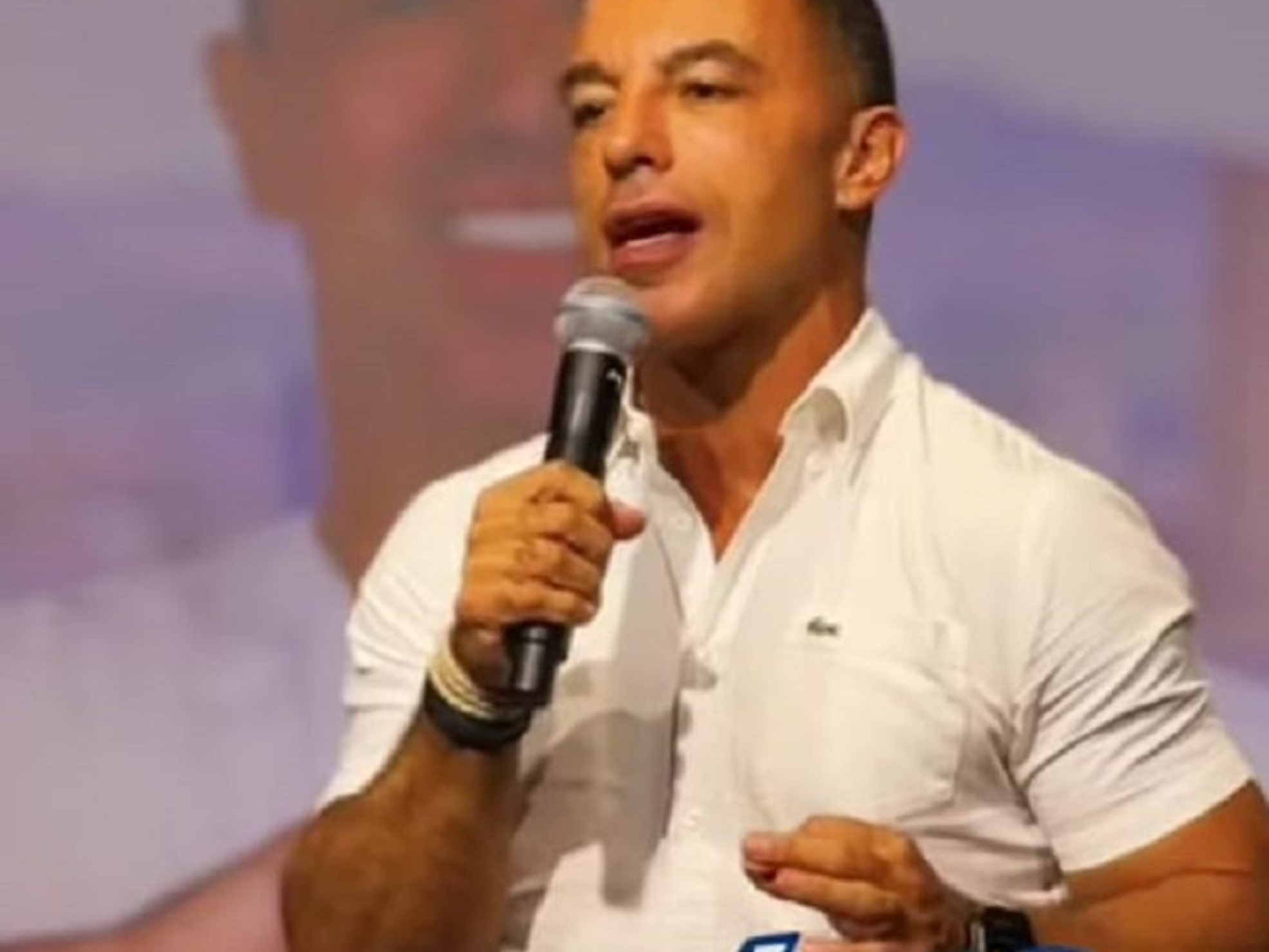 Rogério Lins durante encontro com moradores de Osasco, ouvindo demandas da população e reforçando a importância do diálogo. Carmônio Bastos / Redes sociais (Reprodução)