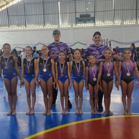 Equipe feminina exibe medalhas após desempenho de destaque na competição
