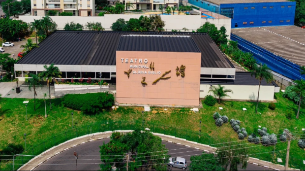Espetáculos no Teatro Glória Giglio, em Osasco, abordam temas como saúde mental e identidade, promovendo reflexão e emoção ao público. Imagens: Caio Henrique