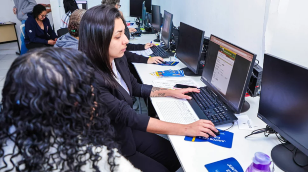 Atendimento do programa leva vagas de emprego às regiões Norte e Sul. Fotos: Fernanda Cazarini