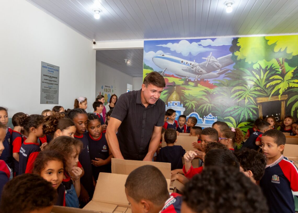 Entrega de kits escolares beneficia alunos da rede municipal e apoia famílias. Foto: Prefeitura De Araçariguama (Redes Sociais/Reprodução)