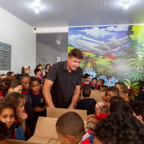 Entrega de kits escolares beneficia alunos da rede municipal e apoia famílias. Foto: Prefeitura De Araçariguama (Redes Sociais/Reprodução)