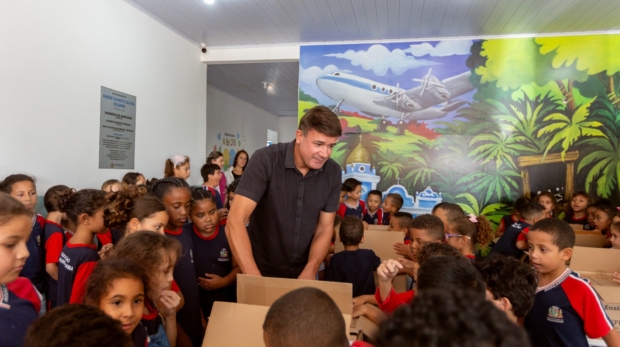 Entrega de kits escolares beneficia alunos da rede municipal e apoia famílias. Foto: Prefeitura De Araçariguama (Redes Sociais/Reprodução)