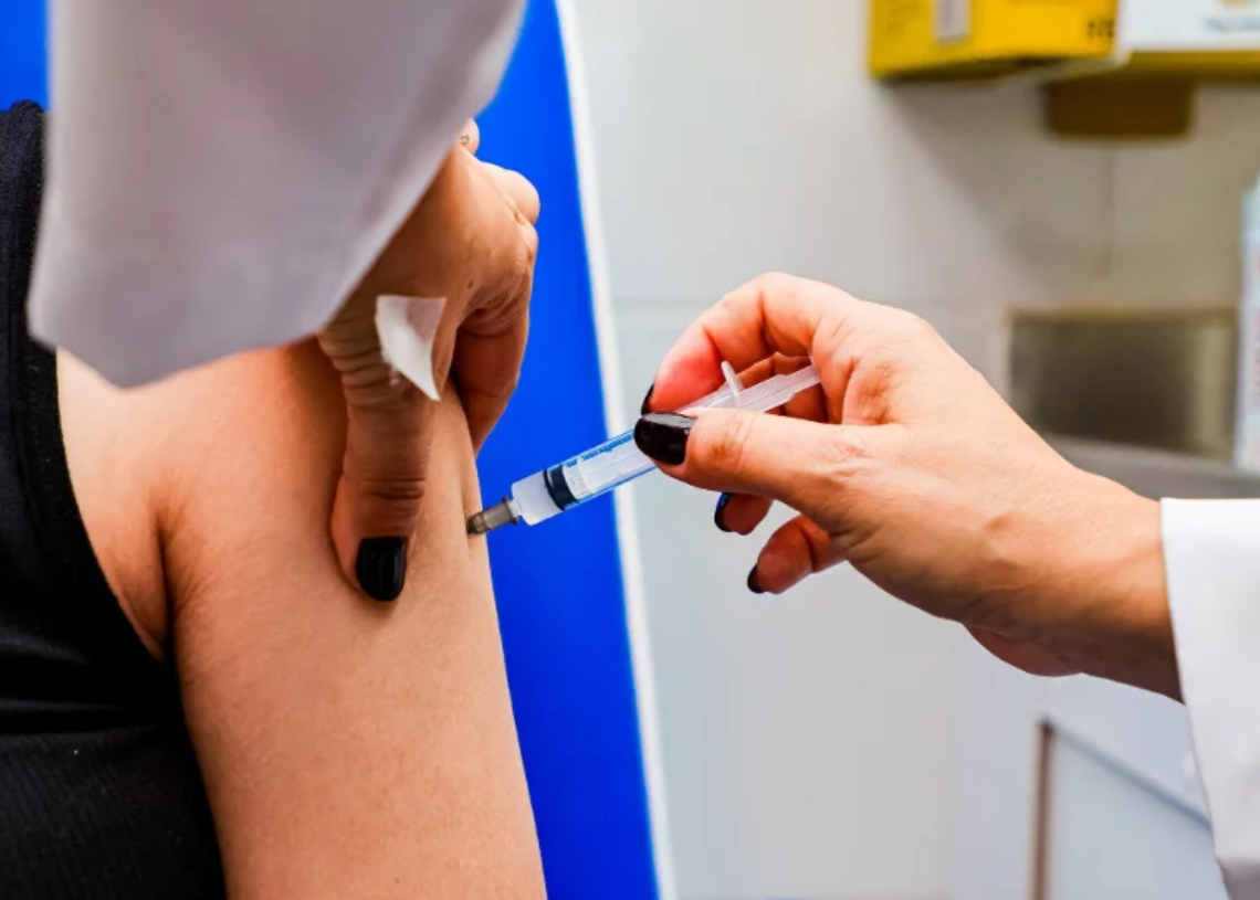 Campanha de vacinação contra a gripe mobiliza unidades de saúde em Osasco para ampliar a cobertura e proteger a população contra a influenza. Fotos: Fernanda Cazarini/PMO