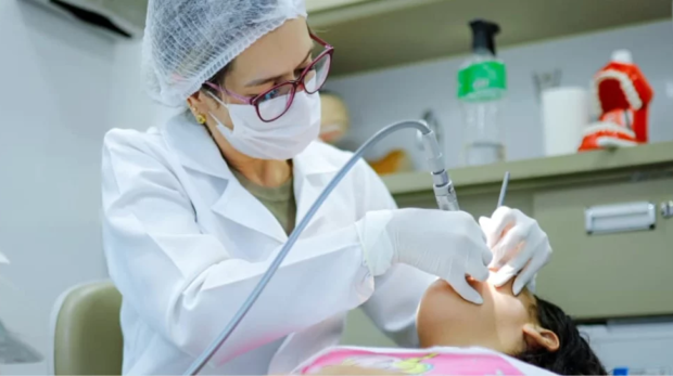 Atendimento odontológico infantil é realizado em unidade móvel durante ação do Programa Sorriso Feliz no Jardim Padroeira, em Osasco. Crédito: Eduardo Fernandes/Prefeitura de Osasco