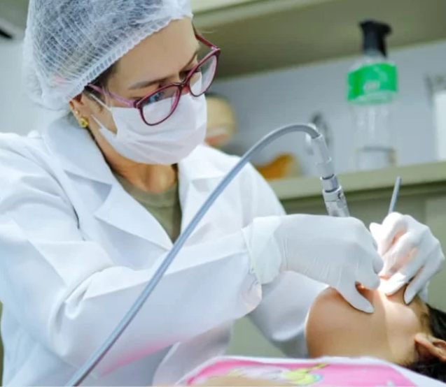 Atendimento odontológico infantil é realizado em unidade móvel durante ação do Programa Sorriso Feliz no Jardim Padroeira, em Osasco. Crédito: Eduardo Fernandes/Prefeitura de Osasco