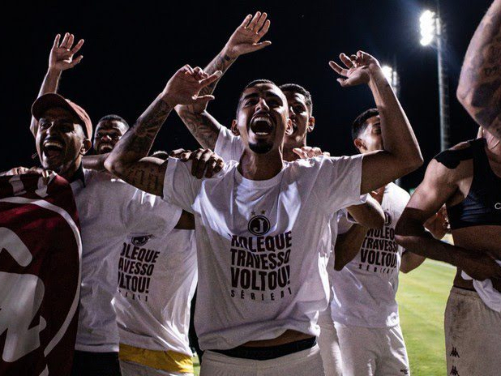 Jogadores da Juventus comemoram acesso para a primeira divisão do Paulistão. Pedro Zacchi / Ag. Paulistão