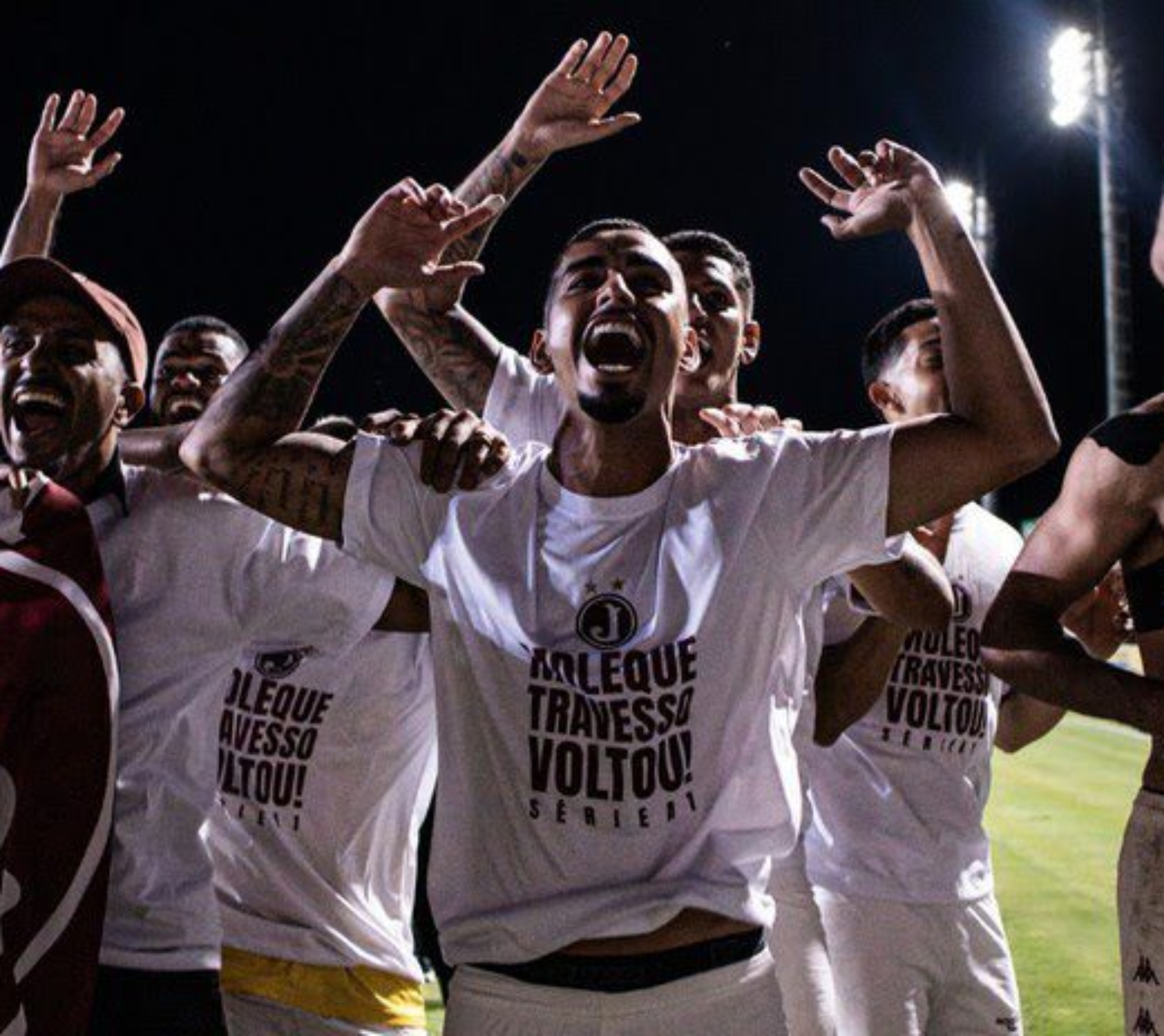 Jogadores da Juventus comemoram acesso para a primeira divisão do Paulistão. Pedro Zacchi / Ag. Paulistão