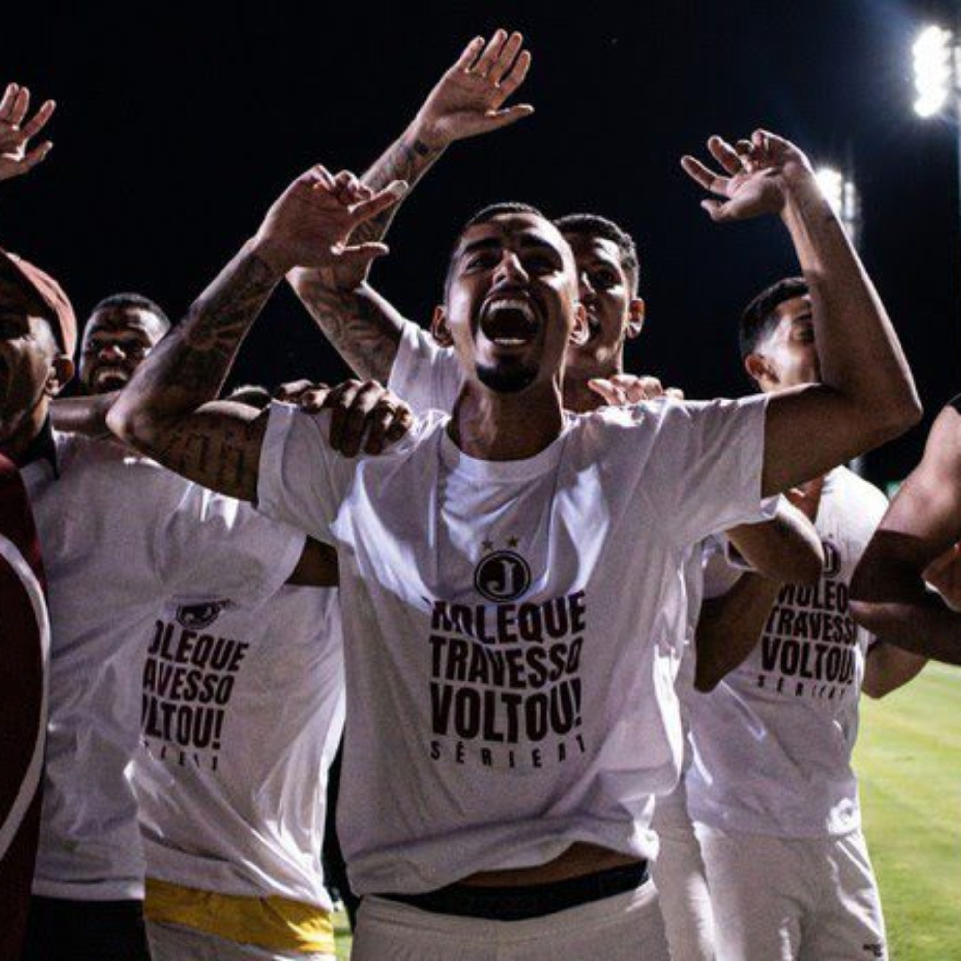 Jogadores da Juventus comemoram acesso para a primeira divisão do Paulistão. Pedro Zacchi / Ag. Paulistão
