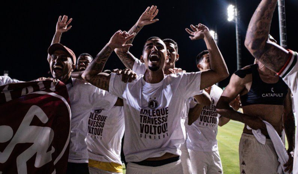 Jogadores da Juventus comemoram acesso para a primeira divisão do Paulistão. Pedro Zacchi / Ag. Paulistão