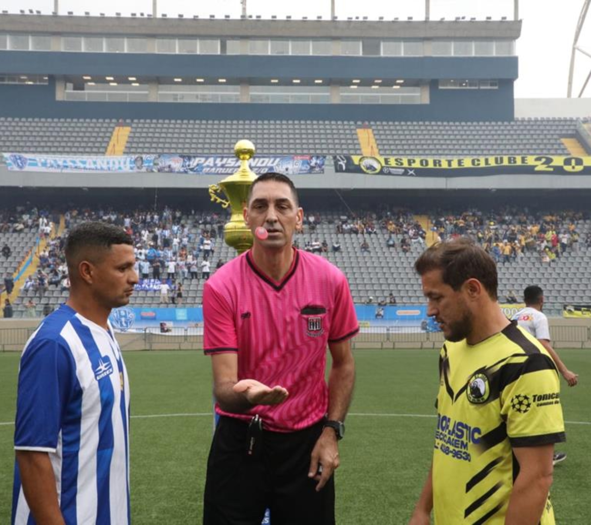 Atletas participam de partida do Campeonato Amador de Barueri, competição que reúne milhares de jogadores em diversas categorias ao longo da temporada.

Crédito das fotos: Divulgação/Secretaria de Esportes de Barueri