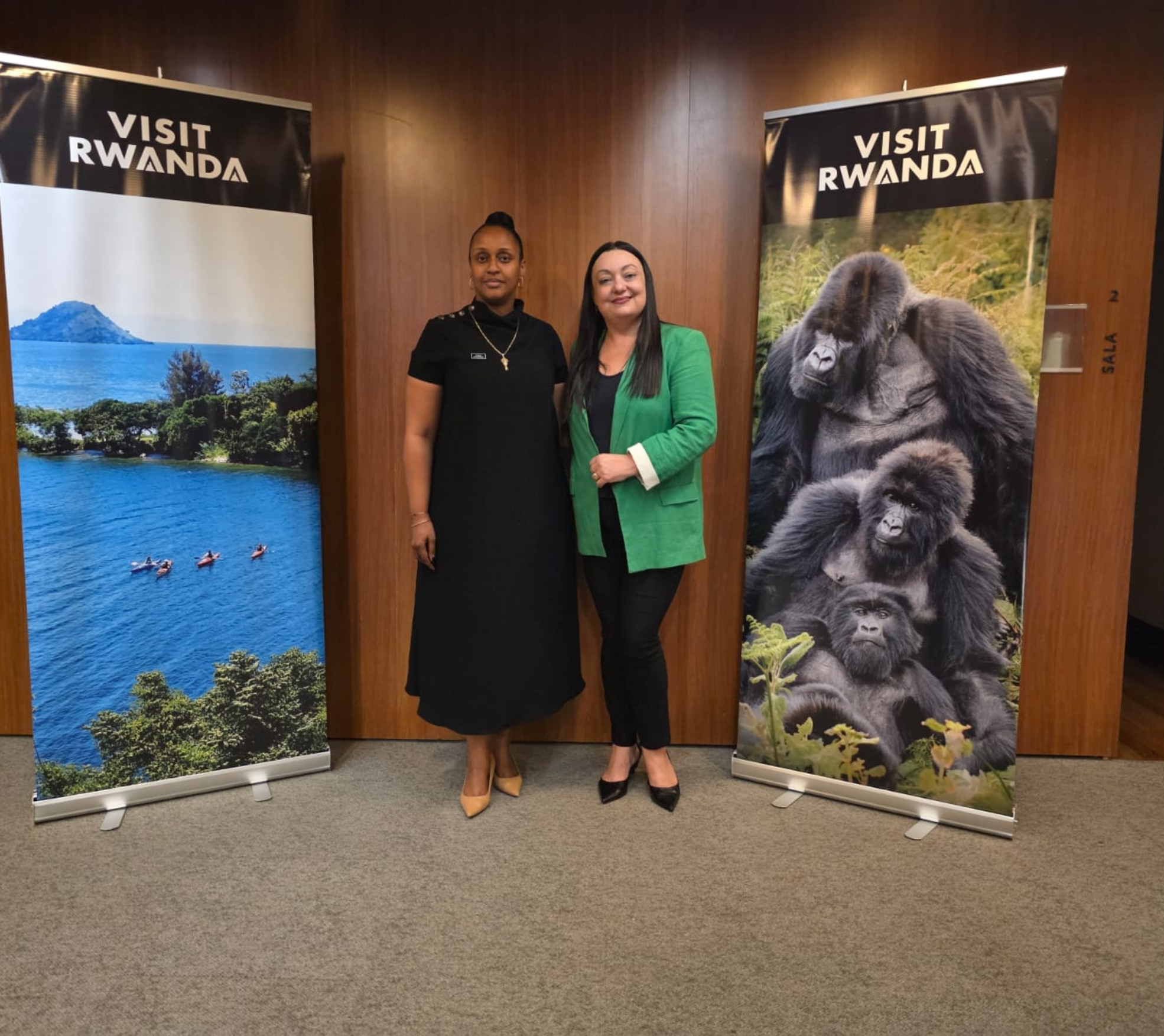 Na foto, a diretora de turismo do Rwanda Development Board, Irene Murerwa, durante visita ao Brasil, ao lado da jornalista brasileira Fabiana Ceyhan, em evento realizado no país.

Crédito: Divulgação
