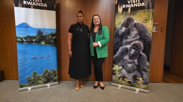 Na foto, a diretora de turismo do Rwanda Development Board, Irene Murerwa, durante visita ao Brasil, ao lado da jornalista brasileira Fabiana Ceyhan, em evento realizado no país.

Crédito: Divulgação