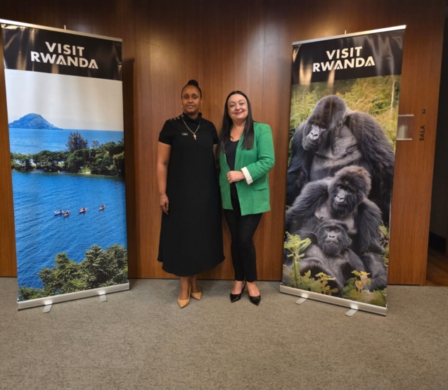 Na foto, a diretora de turismo do Rwanda Development Board, Irene Murerwa, durante visita ao Brasil, ao lado da jornalista brasileira Fabiana Ceyhan, em evento realizado no país.

Crédito: Divulgação