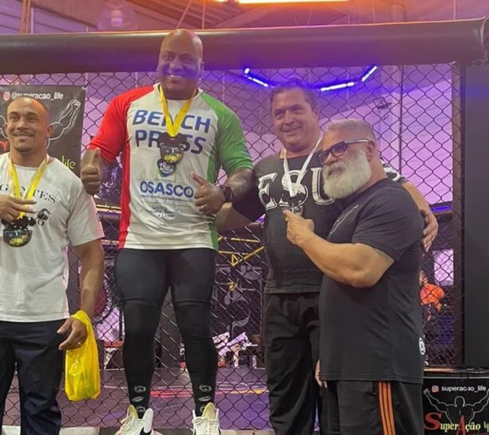 Adriano “Mutante” celebra a conquista do título da Copa Caucaia de Supino após levantar 205 kg na categoria Open.
Crédito: Divulgação