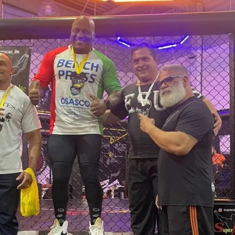 Adriano “Mutante” celebra a conquista do título da Copa Caucaia de Supino após levantar 205 kg na categoria Open.
Crédito: Divulgação