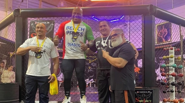 Adriano “Mutante” celebra a conquista do título da Copa Caucaia de Supino após levantar 205 kg na categoria Open.
Crédito: Divulgação
