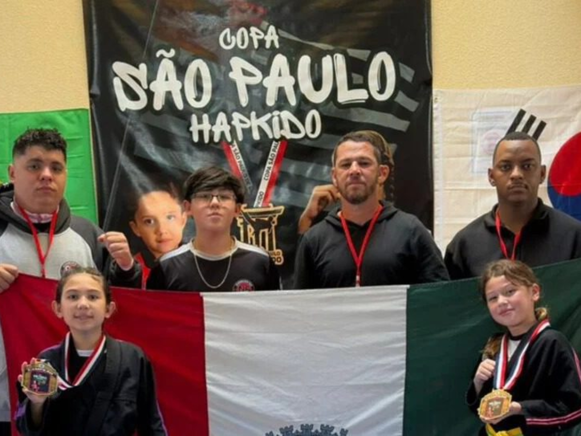 As atletas Analu Pegolo e Ana Júlia Peixoto representaram Osasco com destaque na Copa São Paulo de Hapkido Kids, conquistando medalhas de ouro e levando o nome da cidade ao pódio da competição estadual. 

Crédito: Divulgação / Prefeitura de Osasco