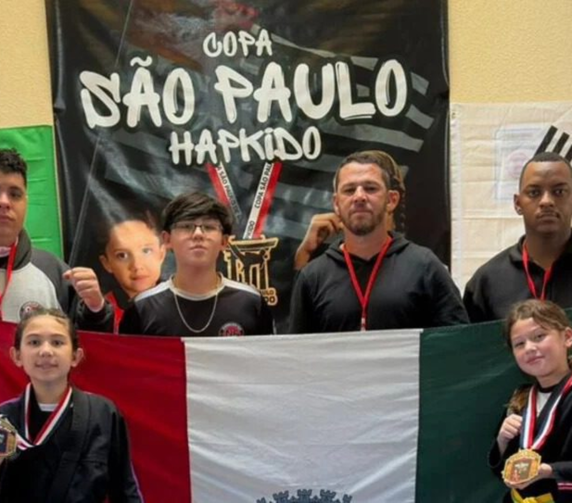 As atletas Analu Pegolo e Ana Júlia Peixoto representaram Osasco com destaque na Copa São Paulo de Hapkido Kids, conquistando medalhas de ouro e levando o nome da cidade ao pódio da competição estadual. 

Crédito: Divulgação / Prefeitura de Osasco