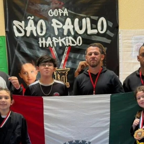 As atletas Analu Pegolo e Ana Júlia Peixoto representaram Osasco com destaque na Copa São Paulo de Hapkido Kids, conquistando medalhas de ouro e levando o nome da cidade ao pódio da competição estadual. 

Crédito: Divulgação / Prefeitura de Osasco
