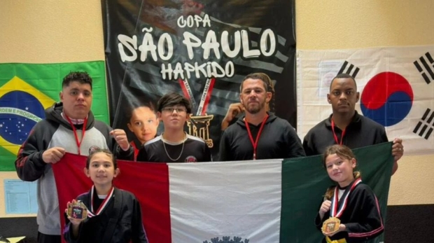 As atletas Analu Pegolo e Ana Júlia Peixoto representaram Osasco com destaque na Copa São Paulo de Hapkido Kids, conquistando medalhas de ouro e levando o nome da cidade ao pódio da competição estadual.
Crédito: Divulgação / Prefeitura de Osasco