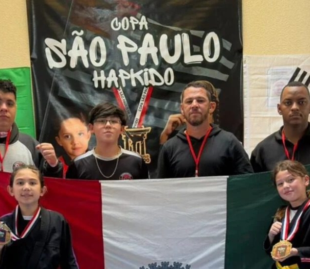 As atletas Analu Pegolo e Ana Júlia Peixoto representaram Osasco com destaque na Copa São Paulo de Hapkido Kids, conquistando medalhas de ouro e levando o nome da cidade ao pódio da competição estadual. 

Crédito: Divulgação / Prefeitura de Osasco