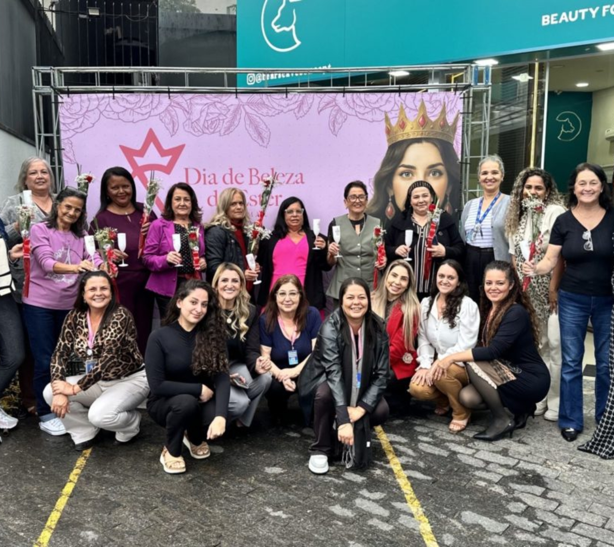 Mulheres da melhor idade participaram de uma edição especial do Dia de Beleza de Ester, promovido pelo Fundo Social de Cajamar em homenagem ao Dia das Mães. 

Crédito: Prefeitura De Cajamar
