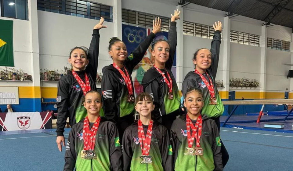 A delegação de Osasco brilhou na Taça São Paulo de Ginástica Artística, realizada no último sábado (16), e conquistou 19 medalhas durante a competição organizada pela Federação Paulista de Ginástica.

Crédito: Divulgação 