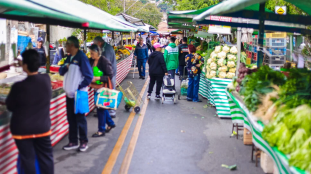 Primeiras feiras livres de Osasco começaram na década de 1950 com comerciantes utilizando carroças para vender produtos pelas ruas da cidade.

Crédito das fotos: Arquivo Secom / Arquivo Pessoal Família Aristides