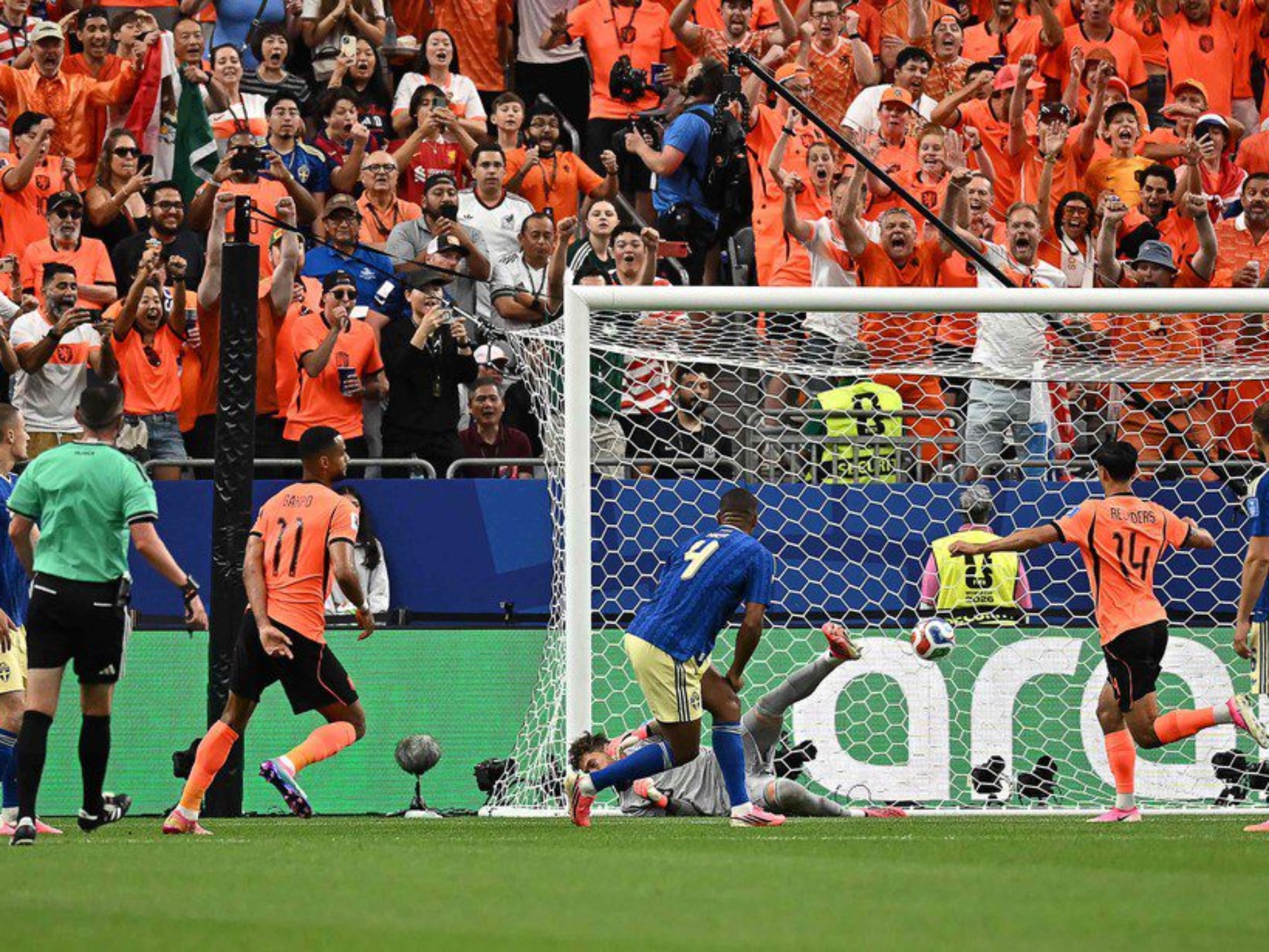 Atacante holandês número 11, Cody Gakpo chuta e marca o quarto gol de sua equipe durante a partida de futebol do Grupo F da Copa do Mundo 2026 entre Holanda e Suécia, no Estádio de Houston, em Houston, em 20 de junho de 2026 Paul ELLIS / AFP