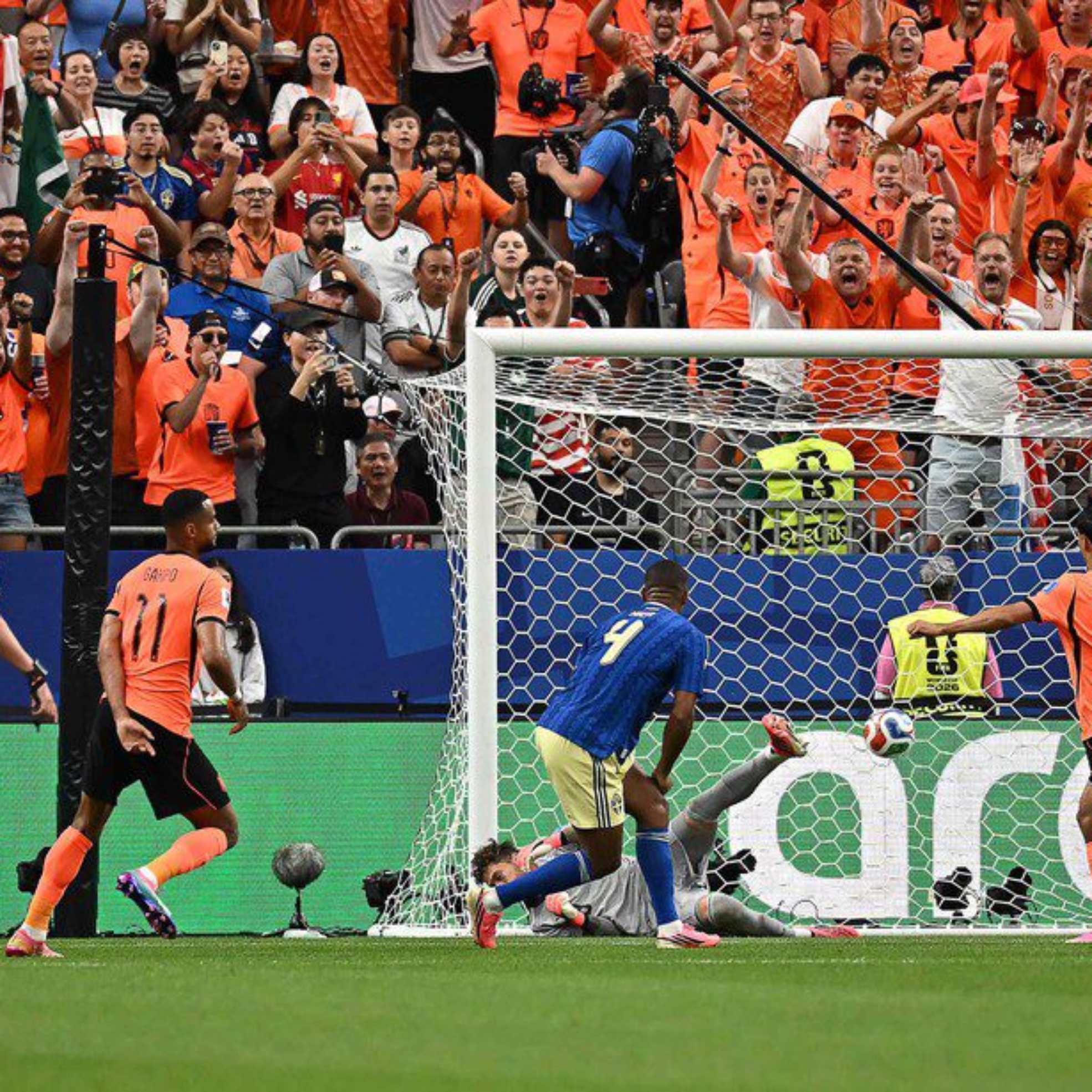 Atacante holandês número 11, Cody Gakpo chuta e marca o quarto gol de sua equipe durante a partida de futebol do Grupo F da Copa do Mundo 2026 entre Holanda e Suécia, no Estádio de Houston, em Houston, em 20 de junho de 2026 Paul ELLIS / AFP