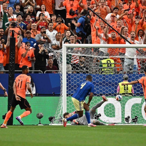 Atacante holandês número 11, Cody Gakpo chuta e marca o quarto gol de sua equipe durante a partida de futebol do Grupo F da Copa do Mundo 2026 entre Holanda e Suécia, no Estádio de Houston, em Houston, em 20 de junho de 2026 Paul ELLIS / AFP