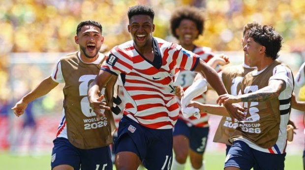 Alex Freeman comemora seu gol em Estados Unidos x Austrália pela Copa do Mundo 2026 — Foto: REUTERS/Albert Gea