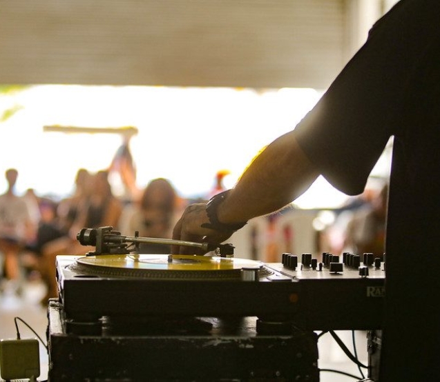Cultura, música e expressão urbana tomam conta da Arena Hexa com a abertura do Circuito Hip Hop Cidades. O evento reúne grandes nomes do rap nacional, artistas locais, batalhas de rima, grafite e oficinas culturais em uma grande celebração da arte e da juventude.

Crédito: Prefeitura De Itapevi 
